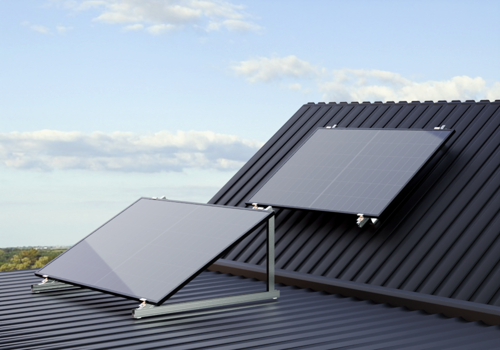 Solar panels mounted on a sandwich metal roof – Paneles solares instalados en un tejado sandwich metálico